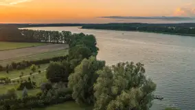 Wieś i jezioro Harsz o zachodzie słońca na zdjęciach z lotu ptaka, sierpień 2026 .r - zdjęcie 48
