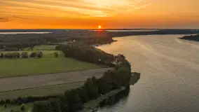 Wieś i jezioro Harsz o zachodzie słońca na zdjęciach z lotu ptaka, sierpień 2026 .r - zdjęcie 43