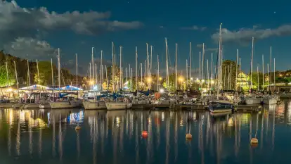 Port AZS Wilkasy nocą, sierpień 2026 r.