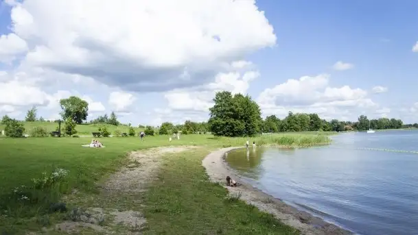 Zdjęcia: Malownicza i funkcjonalna plaża z czynu społecznego - zdjęcie 4
