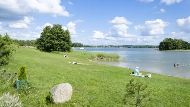 Zdjęcia: Malownicza i funkcjonalna plaża z czynu społecznego - zdjęcie 9
