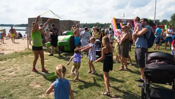 Zdjęcia: Rodzinna zabawa na plaży miejskiej nad Niegocinem  - zdjęcie 11