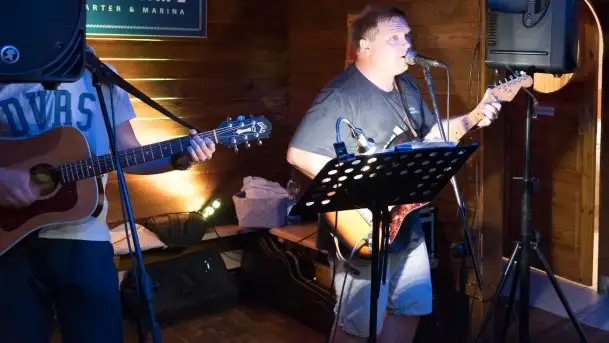 Zdjęcia: Muzyczne doświadczenie i powiew młodości w Tawernie Keja  - zdjęcie 7