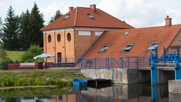 Zdjęcia: Gościnne progi starej elektrowni nad rzeką Węgorapą - zdjęcie 8