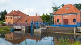 Zdjęcia: Gościnne progi starej elektrowni nad rzeką Węgorapą - zdjęcie 18