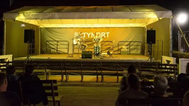 Zdjęcia: Hipnotyzujący wokal podkreślony gitarą akustyczną  - zdjęcie 2