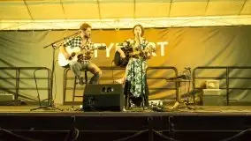 Zdjęcia: Hipnotyzujący wokal podkreślony gitarą akustyczną  - zdjęcie 6