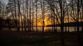 Złote jezioro Dejguny w kwietniowym słońcu - zdjęcie 24