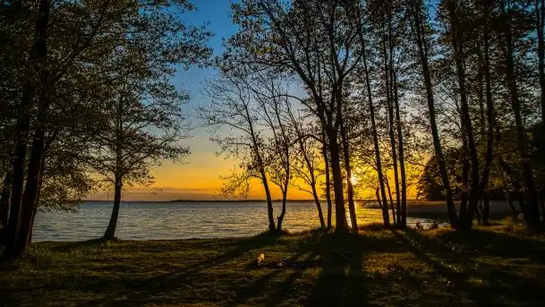 Majowy zachód słońca nad jeziorem Dargin