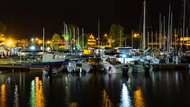 Port AZS Wilkasy skąpany w ciemnościach nocy