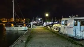 Port AZS Wilkasy skąpany w ciemnościach nocy - zdjęcie 29