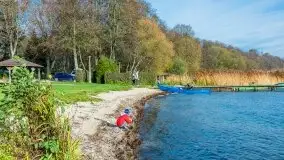 Późno jesienne klimaty gdy wieje i chłód doskwiera przy jeziorze Dargin - zdjęcie 3