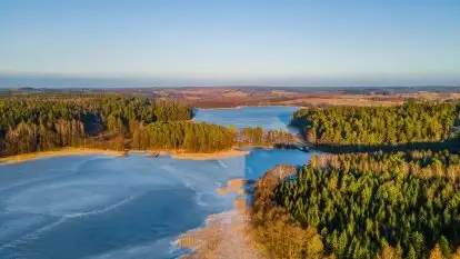 Przedwiosenny zachód słońca nad jeziorem Gołdopiwo i Żabiniec