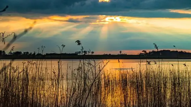 Kwietniowy deszczowy zachód słońca nad jeziorem Kruklin