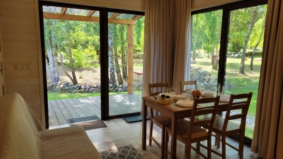 Kamienny Ogród Holiday Park komfortowe domki z 2 sypialniami w parku nad jeziorem Tałty na Mazurach, Stare Sady, Mikołajki - zdjęcie 9