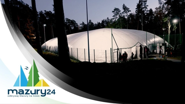 TIMELAPSE - pompowanie balona nad boiskiem piłkarskim - Resort Niegocin