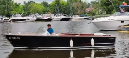 Drewniana motorówka z silnikiem V8 z 1961r odnowiona - zdjęcie 4