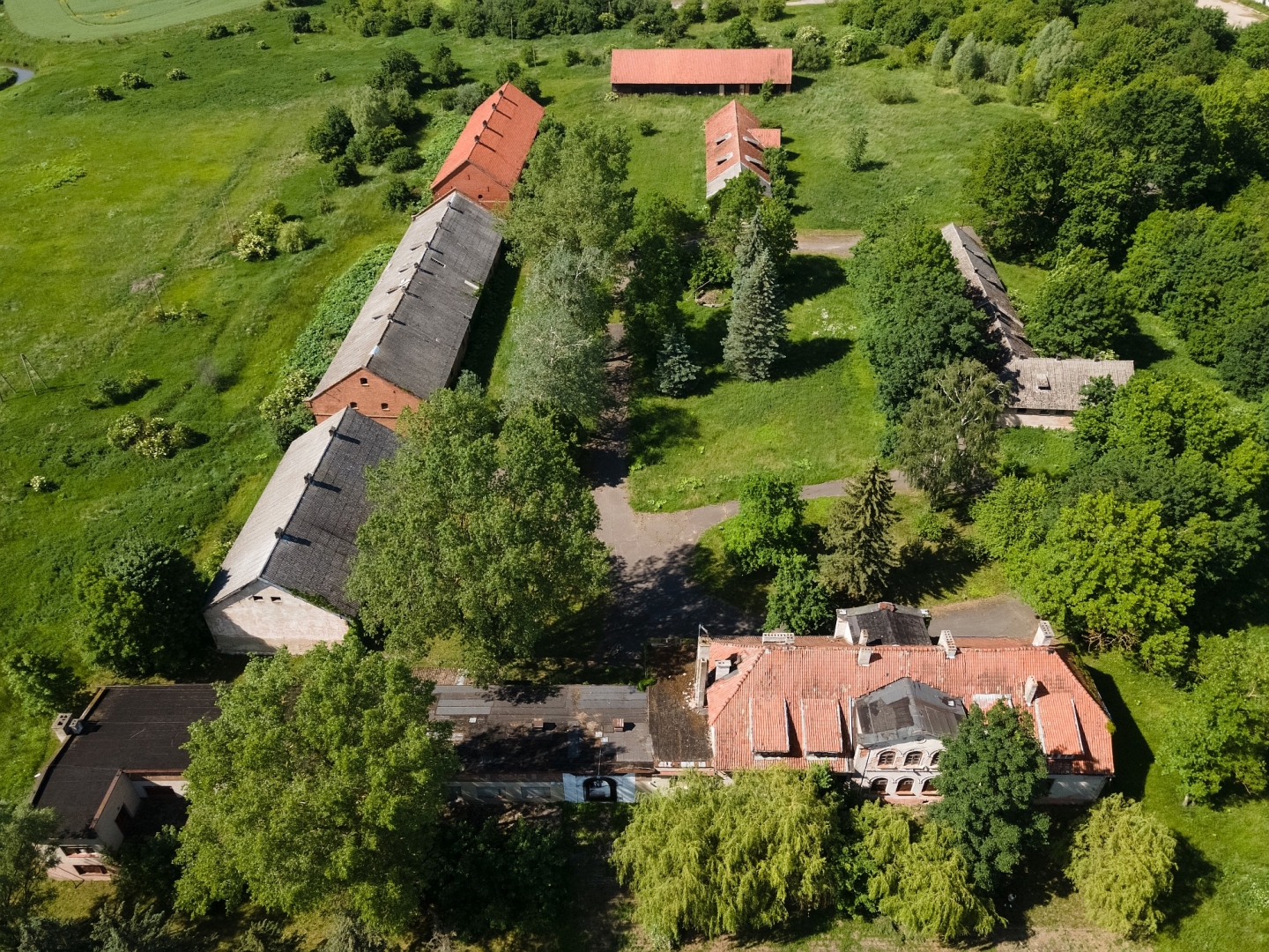 Na sprzedaż posiadłość Garbno (7 budynków gospodarczych i dwór)