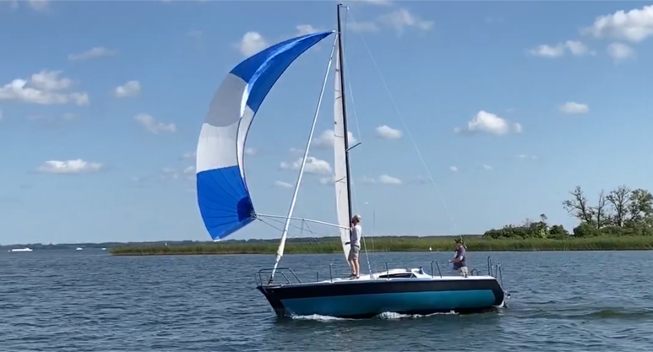 łódź żaglowa Sportina 682 ze spinakerem