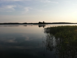 Działka z linią brzegową dużego jeziora na Mazurach - zdjęcie 1