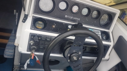 Lodz kabinowa Four Winns 205 CMC Cobra-mustang 5.0 V8 z przyczepa - zdjęcie 11