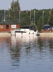 NEON 910 - jacht motorowy produkcji Mazuria - zdjęcie 2