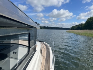 NEON 910 - jacht motorowy produkcji Mazuria - zdjęcie 1