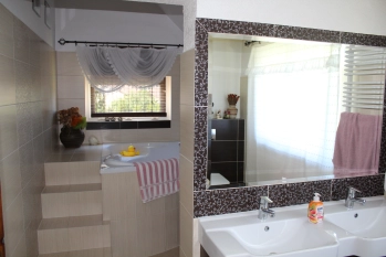 Dom na spokojnym osiedlu w Piszu blisko jeziora Mazury - zdjęcie 11