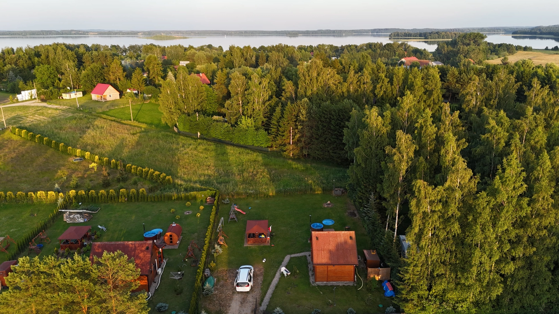 Domek z jacuzzi na działce budowlanej - Radzieje