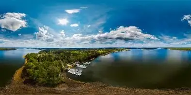 Jezioro Bełdany i przystań Akademii Żeglarskiej
