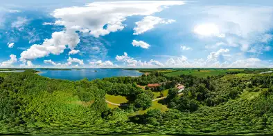 Jezioro Mamry widoczne znad zieleni w Kietlicach