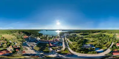 Port i Hotel Mazurski Raj, w tle jezioro Bełdany, sierpień 2022 r.