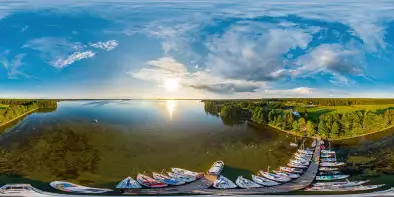 Przystań Nowy Harsz przed zachodem słońca, sierpień 2022 r.