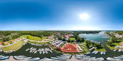 Porty w zatoce Tracz, jezioro Kisajno, sierpień 2022 r.