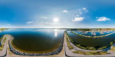 Ekomarina Giżycko widziana znad pirsu przy porcie, wrzesień 2022 r.