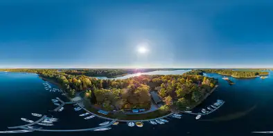 Port Łabędzi Ostrów i jezioro Kisajno w jesiennych kolorach