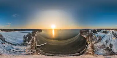 Zimowy zachód słońca nad jeziorem Dargin, grudzień 2022 r.