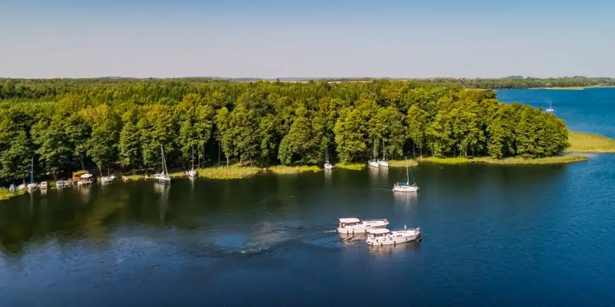 Dwie łodzie odpłynęły właśnie z przystani?