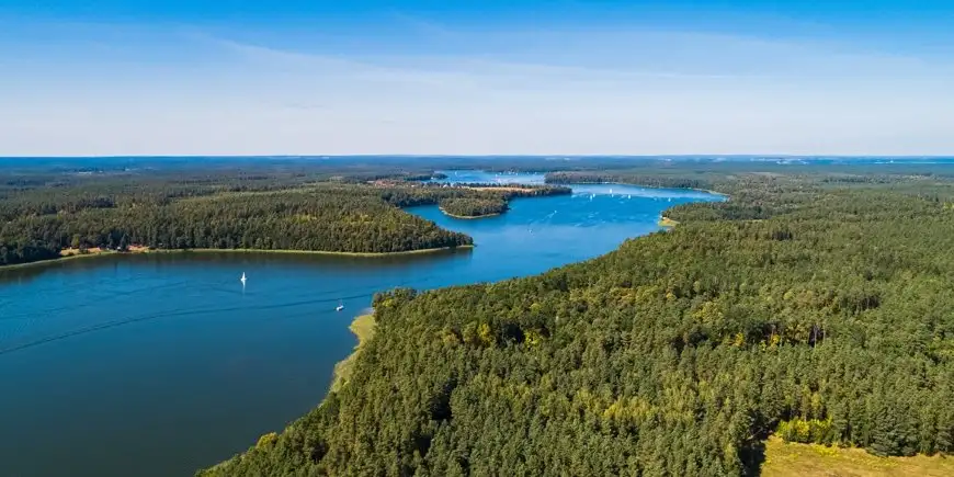 Jezioro z największą liczbą dzikich miejscówek na brzegu na południu Mazur to?