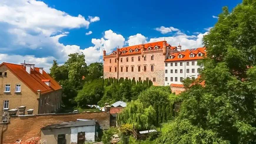 Najpiękniejszy zamek krzyżacki na Mazurach jest w...?
