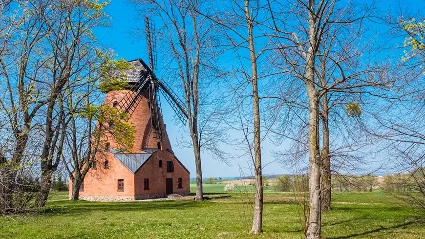 Wiatraków na Mazurach jest niewiele, a ten to?