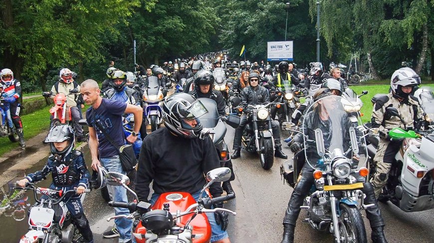 Parady motocyklowe zawsze przyciągają setki obserwatorów