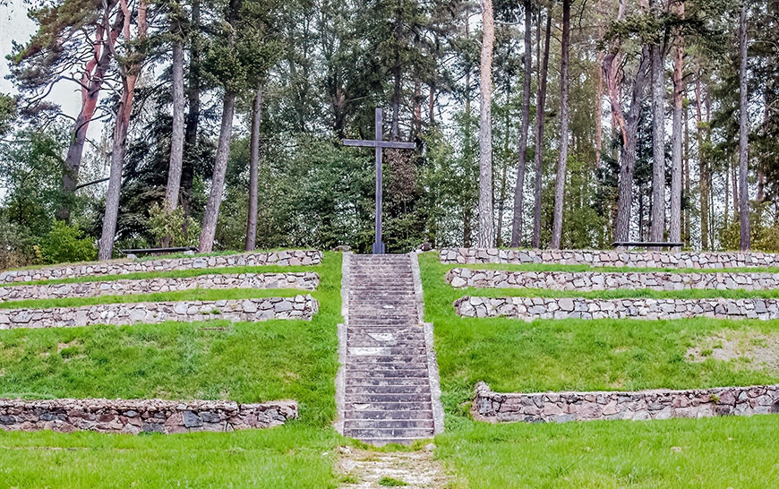 W bezpośrednim sąsiedztwie walk, w Paprtokach, na gruntach gospodarza Sadowskiego znajduje się jeden z cmentarzy wojennych gdzie pochowani są uczestnicy walk. Spoczywa tam 24 żołnierzy Armii niemieckiej i 183 żołnierzy Armii rosyjskiej. Fot. Karol Dadas