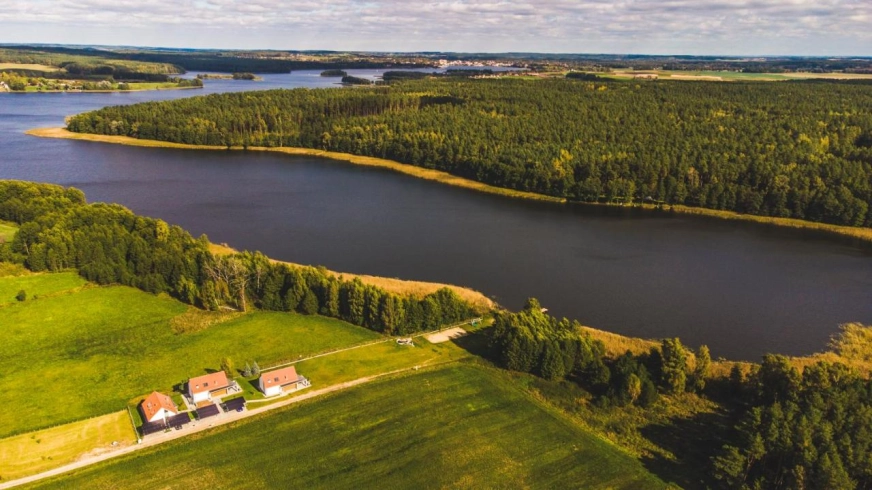 Magia ukryta w Mrówkach – odkryj Ant House, mazurską perłę z widokiem na jezioro