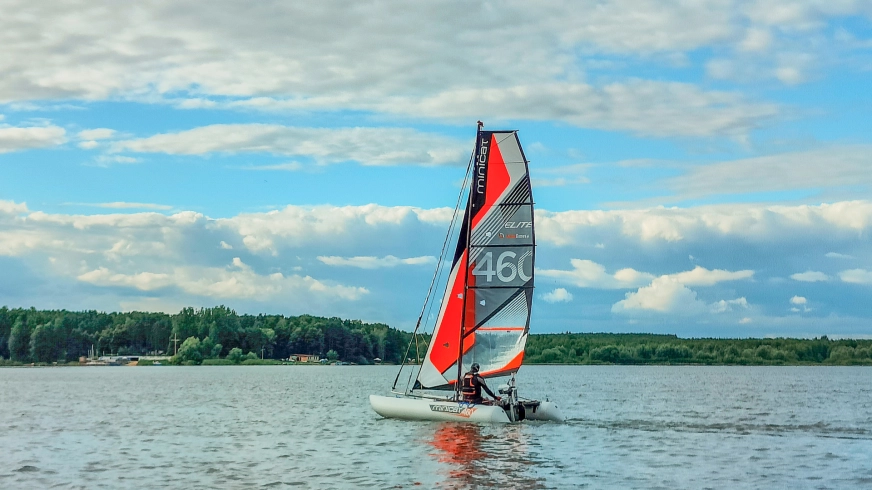 Katamarany – od relaksu po regaty. Spędź ciekawy czas na Mazurach!