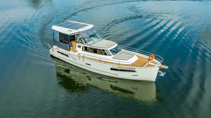 Nautiner E43 z lotu ptaka podczas rejsu po jeziorze Kisajno