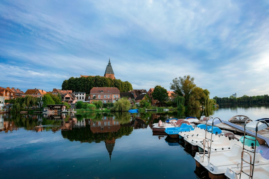 Gdzie spać i jeść na Mazurach — przewodnik po najlepszych miejscach noclegowych i restauracjach
