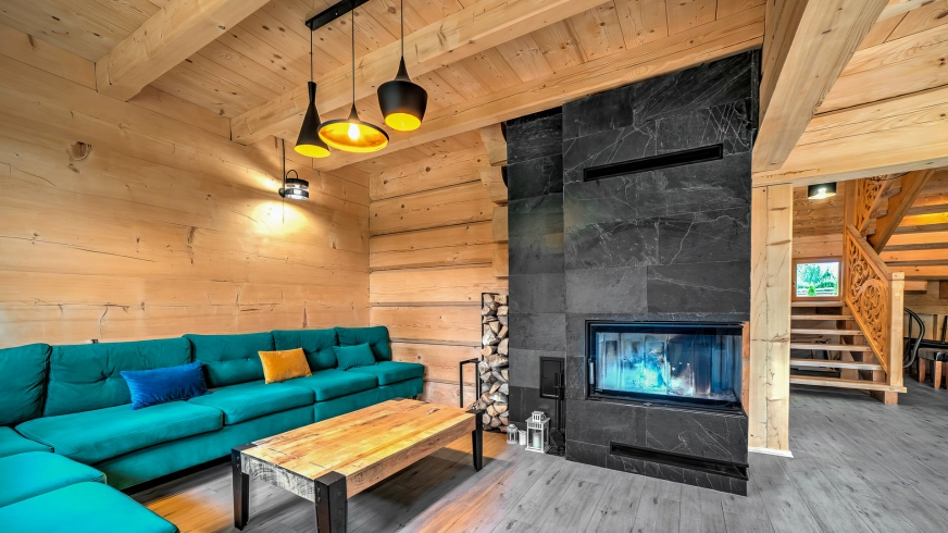 Salon z kominkiem w Villa Mazuris