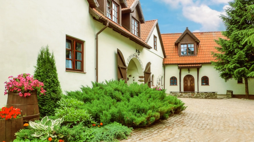 Jeziorowskie16 składa się z dwóch połączonych wewnętrznym patio części, oferując łącznie ok. 30 miejsc