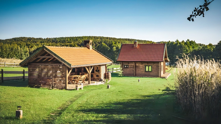 Domki położone bezpośrednio nad jeziorem w Pasterzewie (gmina Reszel). Linia brzegowa, pomost, piękne widoki, profesjonalna sauna i jacuzzi, murowana kuchnia letnia na drewno w ogrodzie.